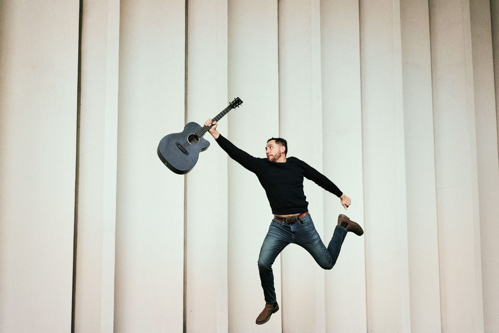 Omar saltando con guitarra
